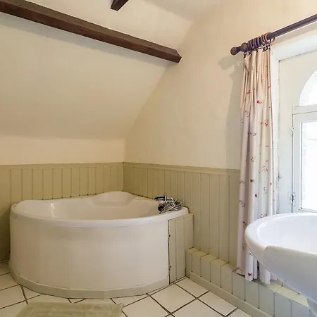 Spacious With Backyard And Large Garden